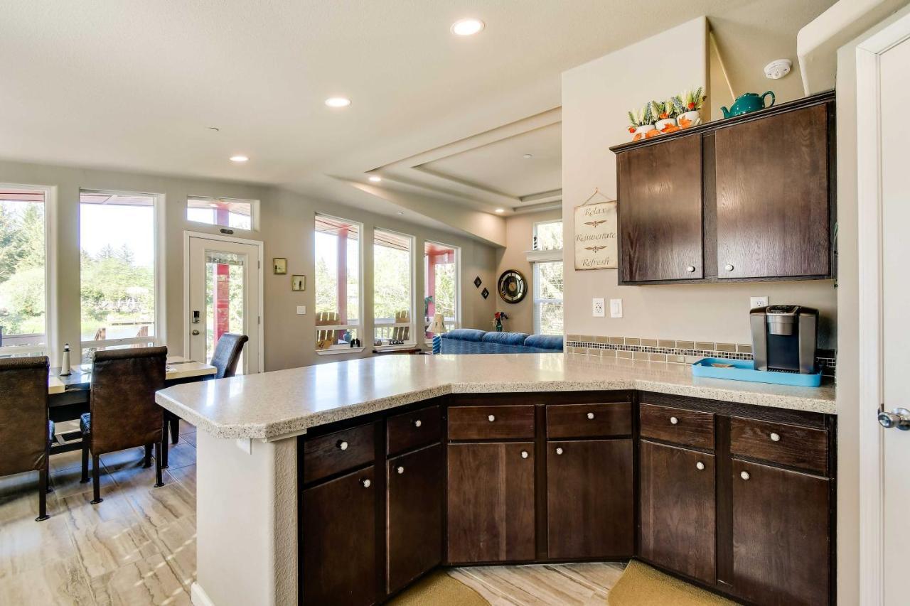 Ocean Shores Retreat With Porch And Canal Views! Eksteriør bilde